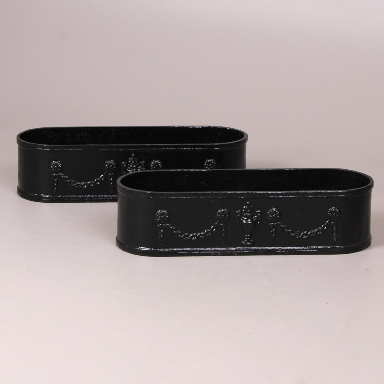 BLOMLÅDOR, ett par, gjutjärn, samtida.