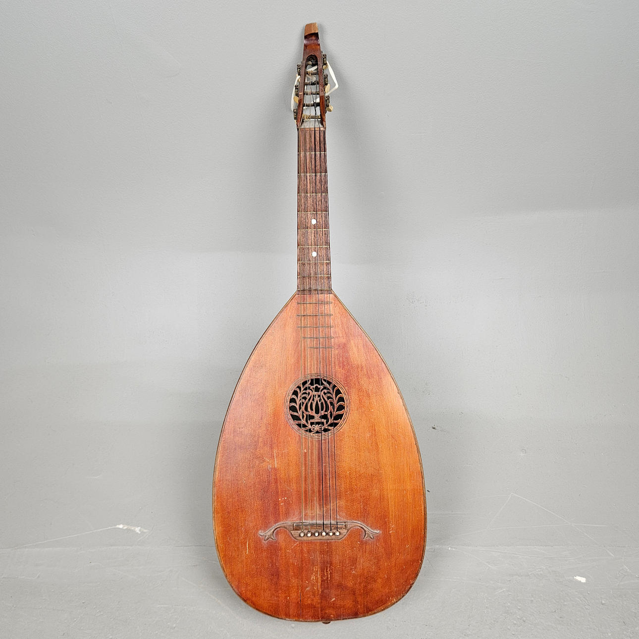 LUTE.