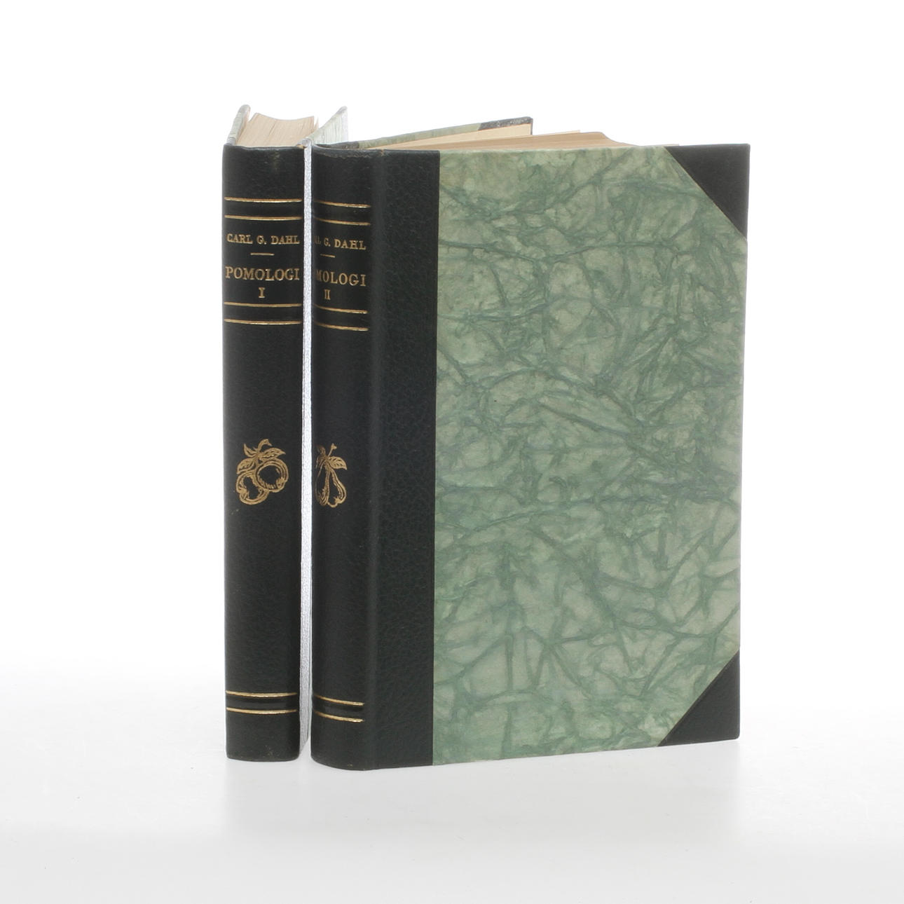 BÖCKER, 2 volymer, "Pomologi. Beskrivningar över de viktigaste i Sverige odlade fruktsorterna", Carl G. Dahl, Albert Bonniers Förlag, 1943.