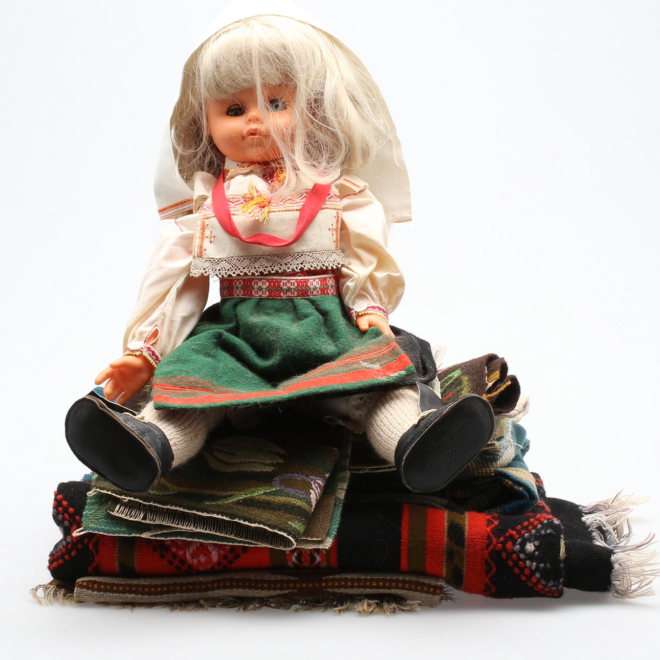 DIVERSE TEXTILIER, 12 st, samt DOCKA, 1900-tal.