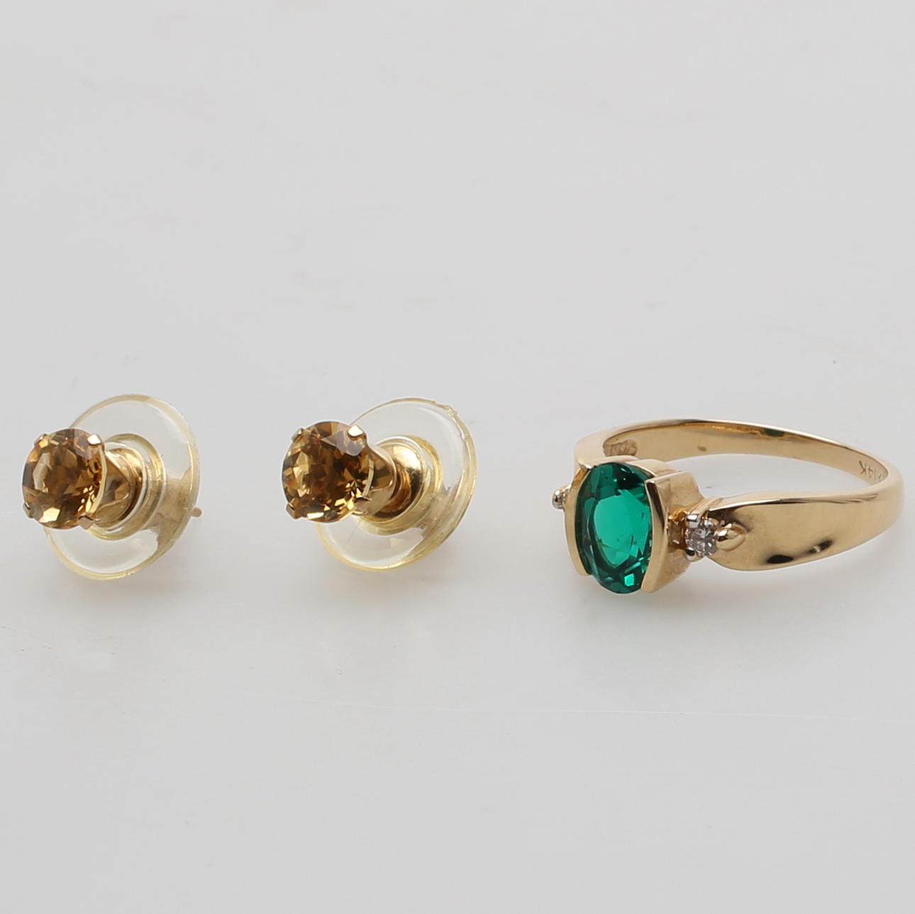 RING i 14K gulguld besatt med grön zirkon samt ÖRHÄNGEN i 14K gulguld med citriner.