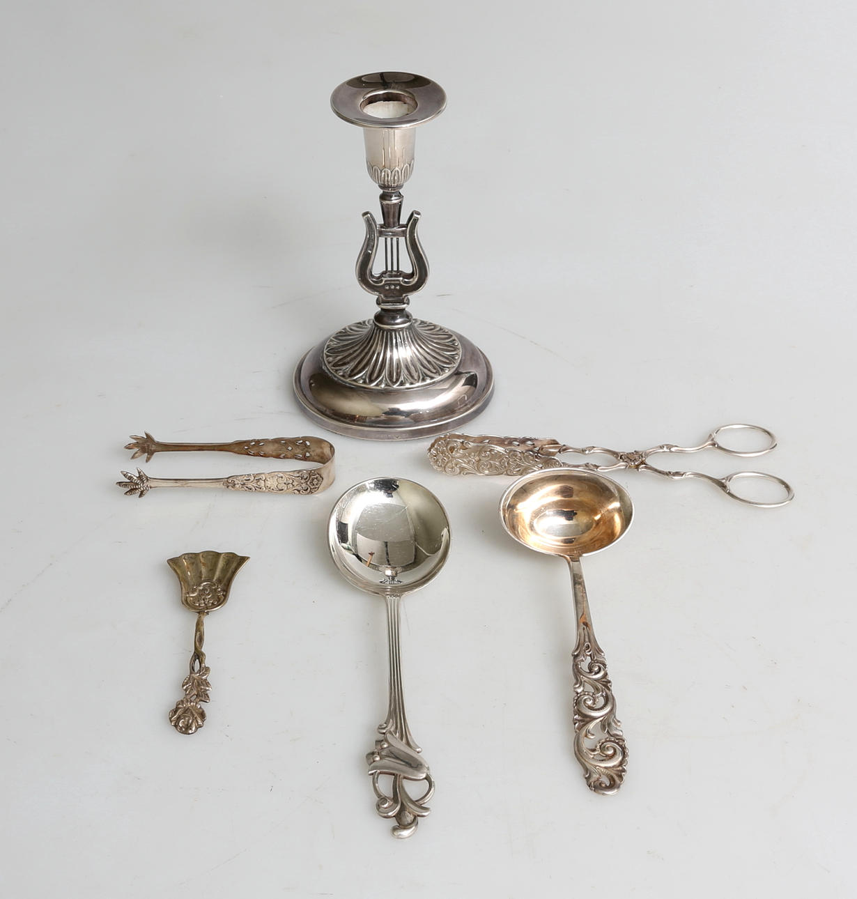 SILVERFÖREMÅL, 5 delar, bl a ljusstake, kaktång, sockertång.