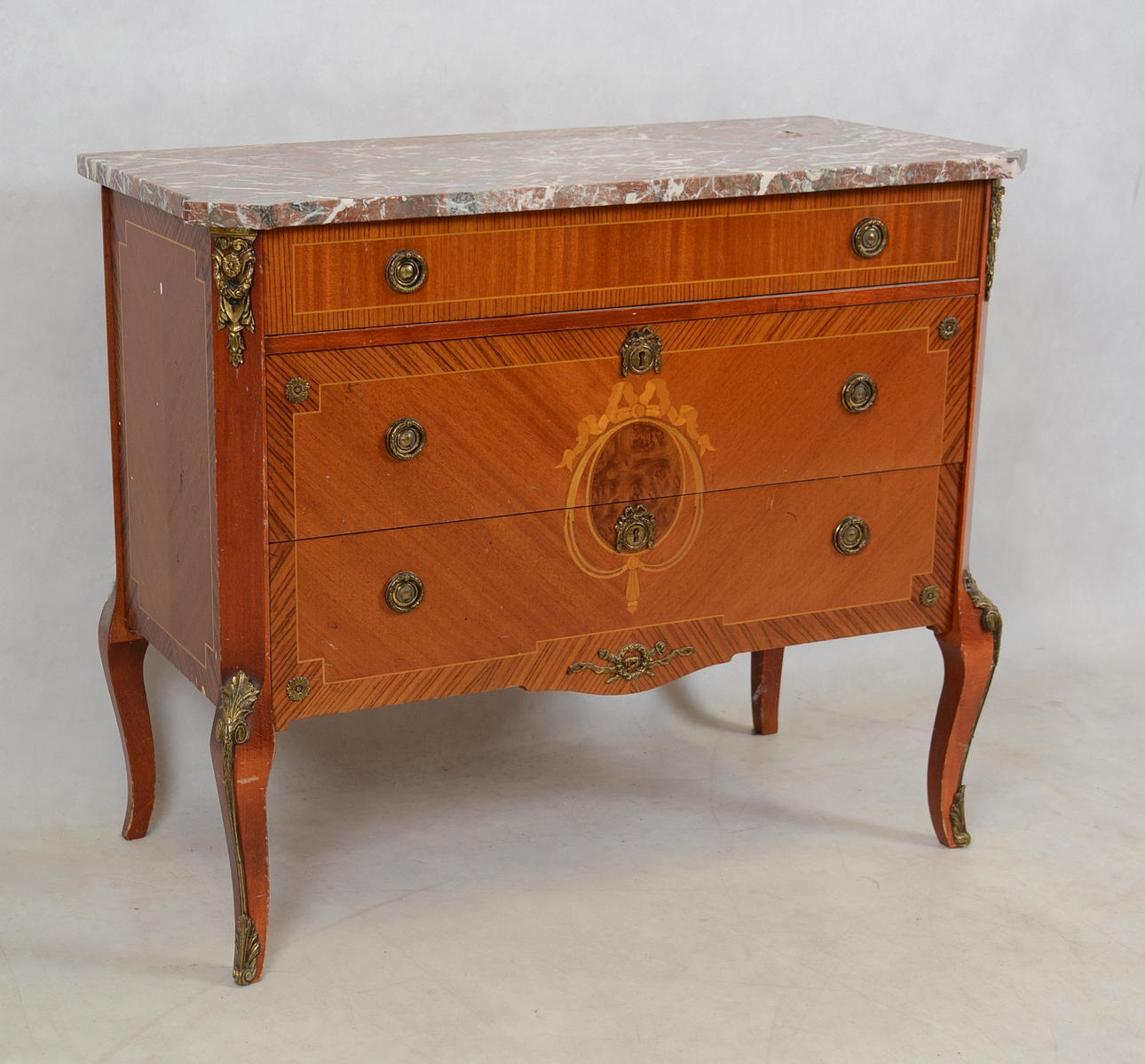 BYRÅ MED MARMORSKIVA, gustaviansk stil, 1900-talets andra hälft.