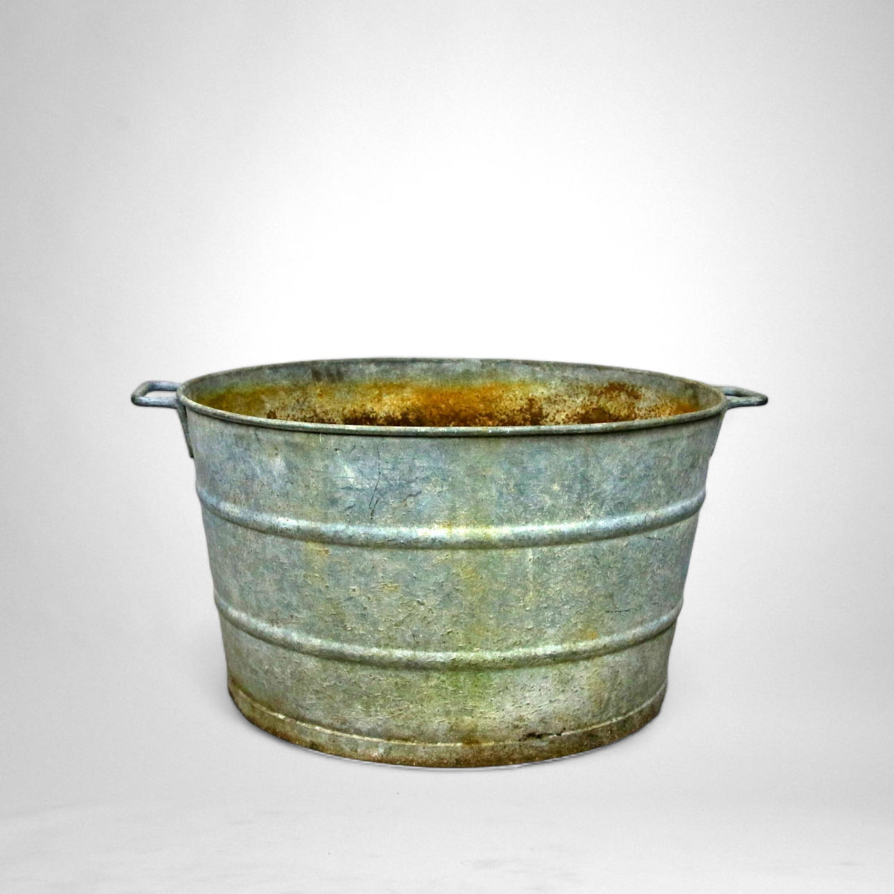 Zinkbalja, rund med bärhandtag.