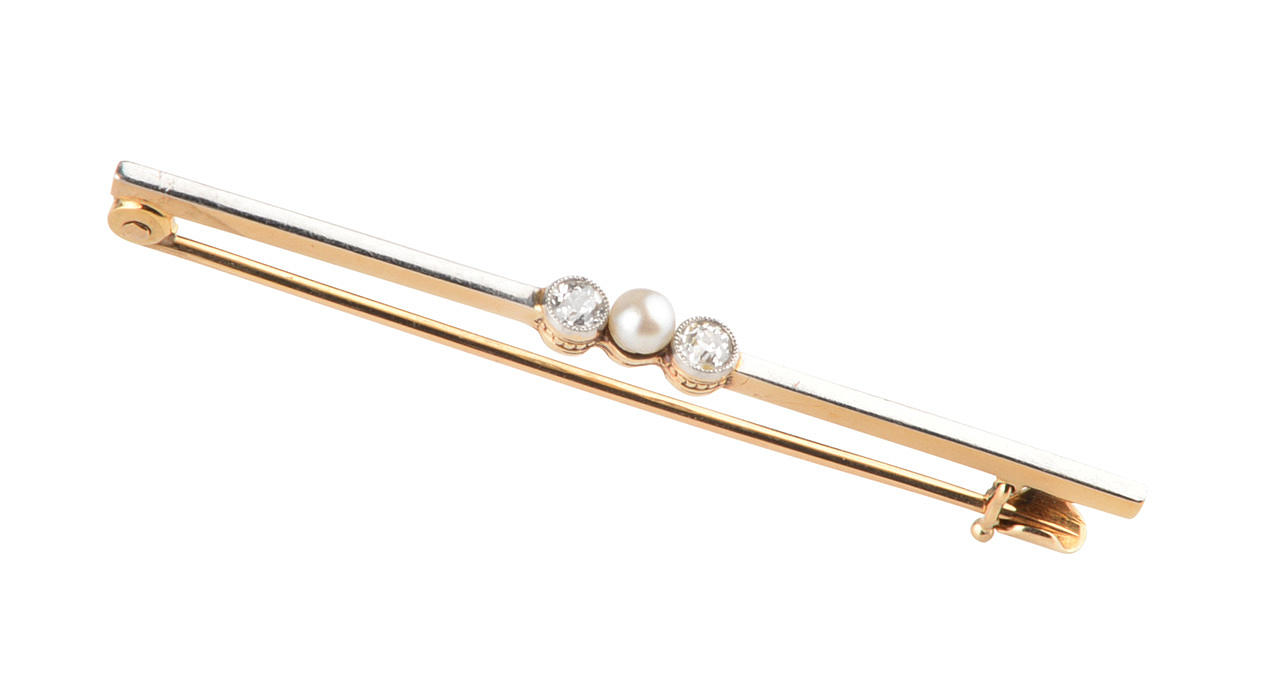BROSCH med pärla med 2 diamanter, 585 gult guld ca. 2,7 g.