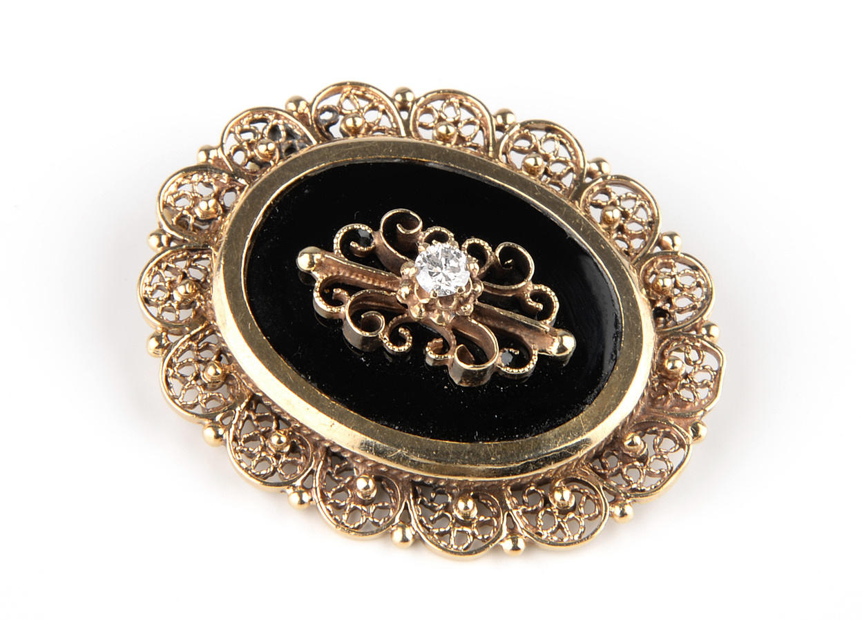 ANTIK BROSCH med lysande ca.. 0,17 ct och onyx.