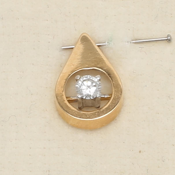 HÄNGSMYCKE, guld 18K med briljant.