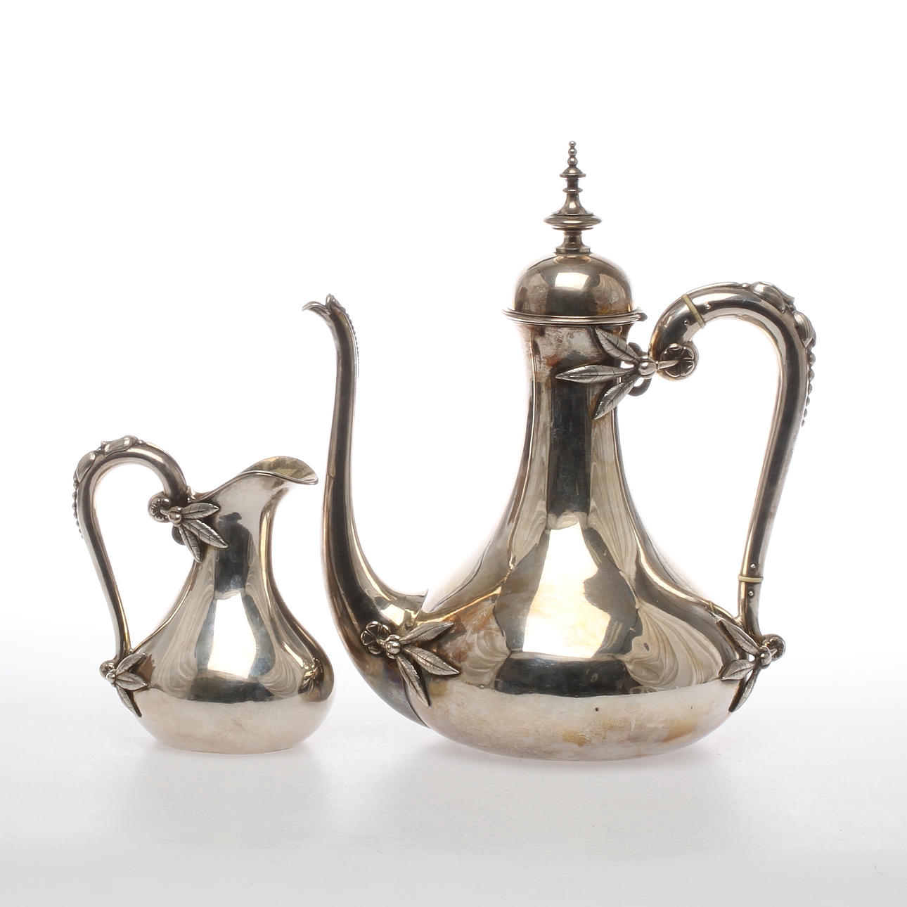 KAFFEKANNA samt GRÄDDKANNA, silver, Gustaf Möllenborg / Féron, Stockholm, 1871.