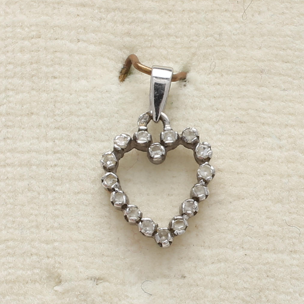 HÄNGSMYCKE, vitguld 18K med briljanter.