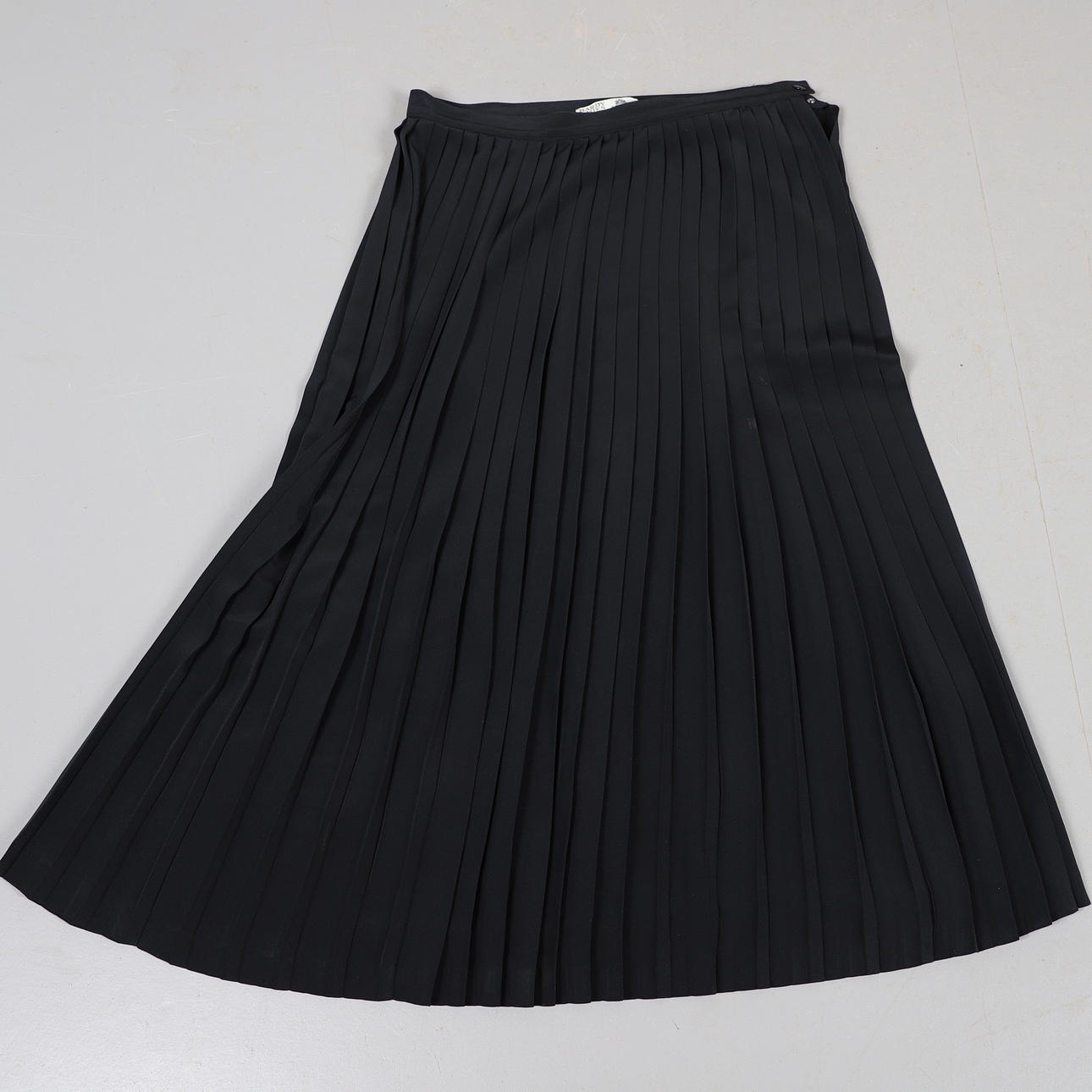 HARDY AMIES- EN SORT PLISSERET NEDERDEL.