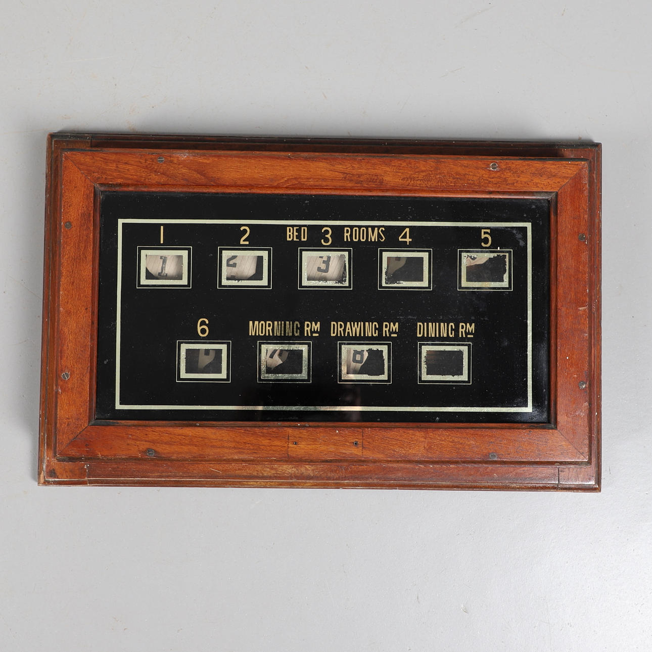 AN EARLY 20TH CENTURY SERVANTS BELL BOARD.
