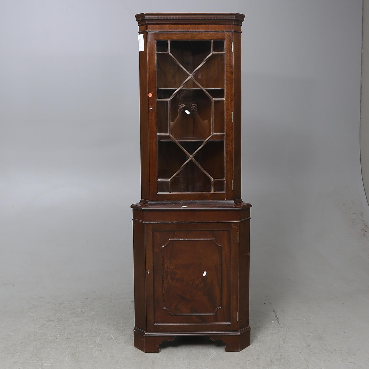 HÖRNSKÅP, engelsk stil, 1900-talets andra hälft.