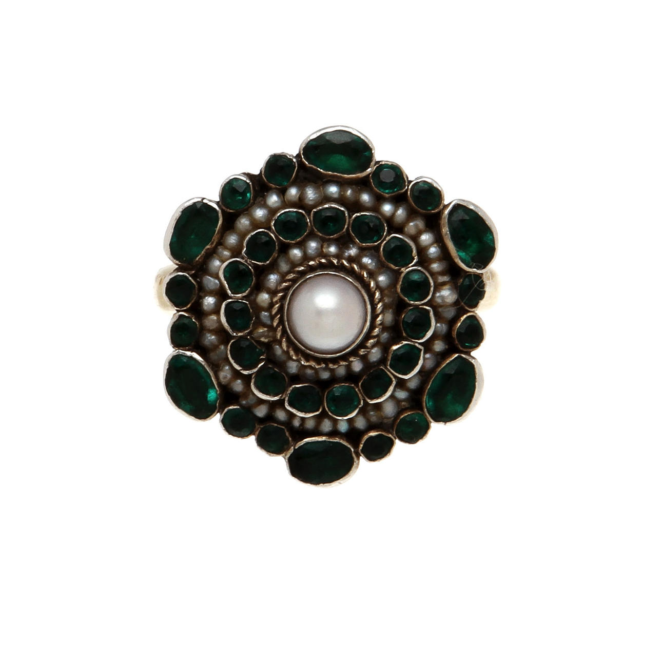 RING, 23k guld med gröna glasstenar och pärlor, vikt 10,2 gram.
