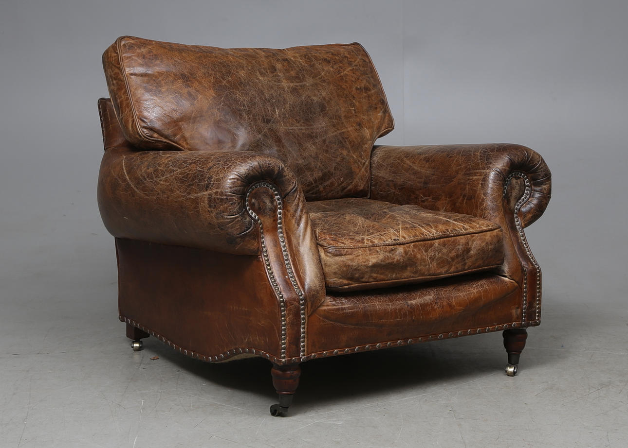 FÅTÖLJ, skinn. Howardmodell, 1900-talets senare del.