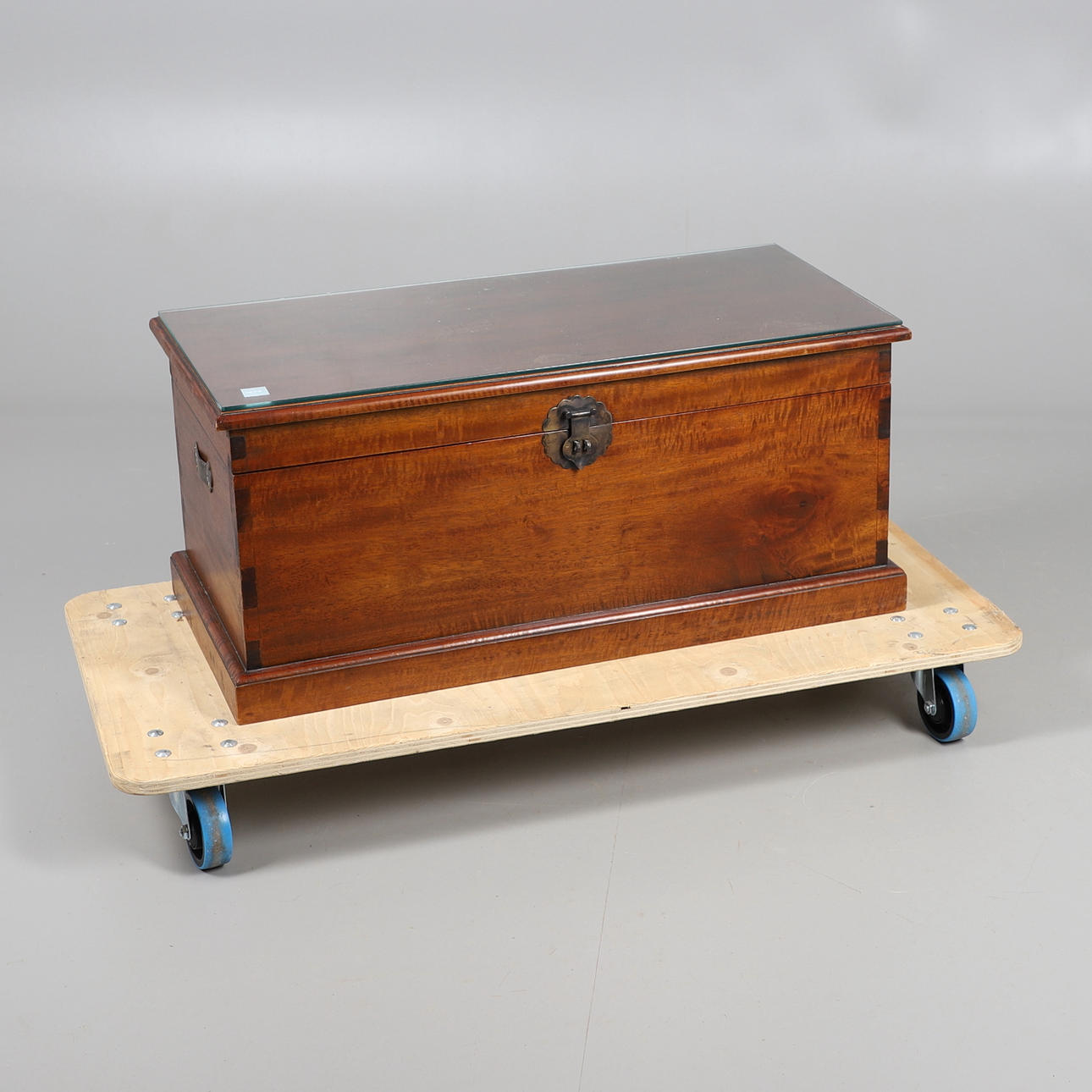 EINE DECKENBOX AUS ÖSTLICHEM HARTHOLZ MIT HEBEDECKEL.