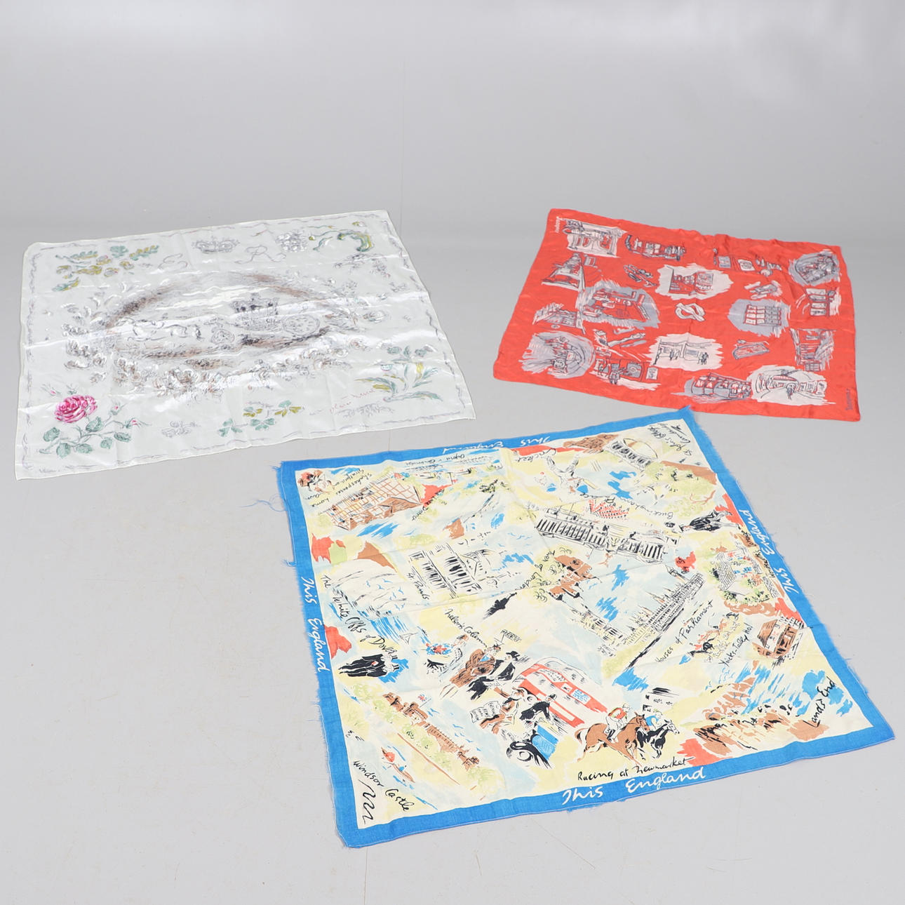 DESIGNER-SCHALS, DARUNTER JACQMAR & OLIVER MESSEL.