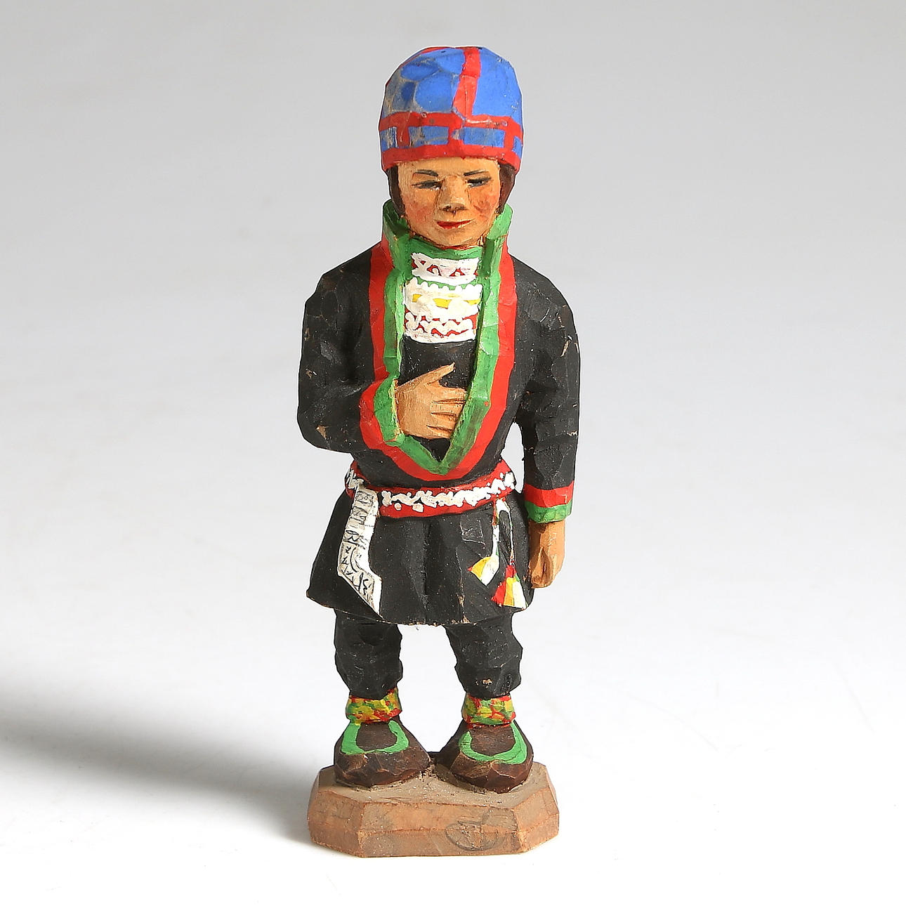 SAMEFIGUR / SKULPTUR, trä, Torborg Lindberg. 1900-talets första hälft. Signerad.