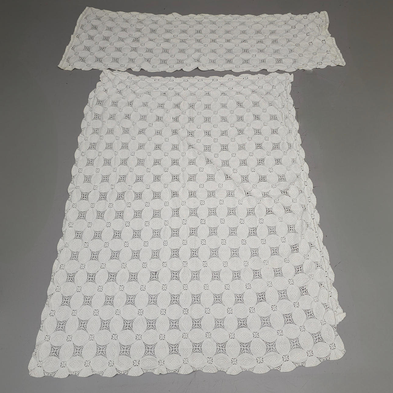 HÆKLET SENGETÆPPE MED PUDEBETRÆK. HVID FARVE.