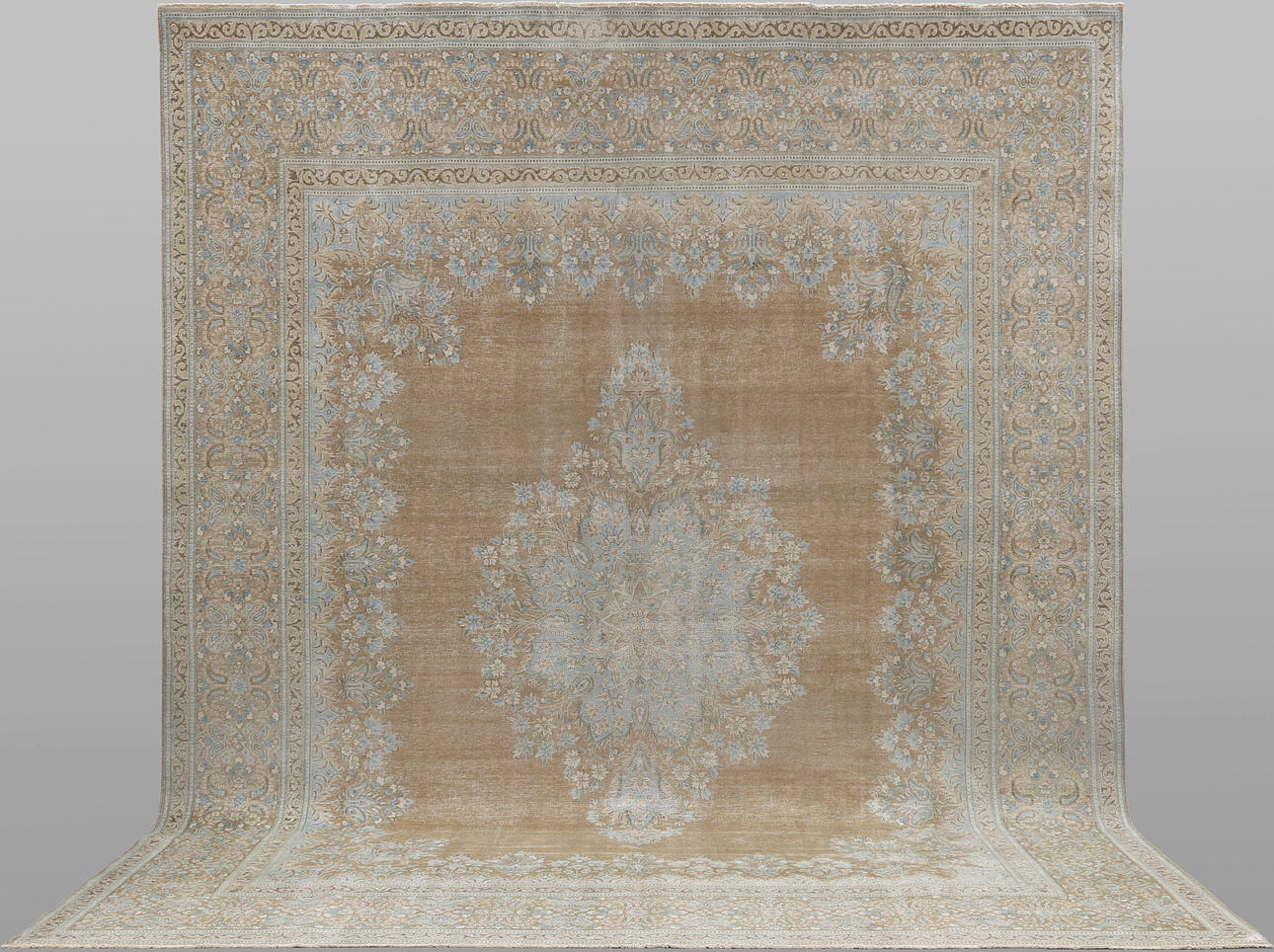 ORIENTMATTA. Vintage, 383 x 295 cm.