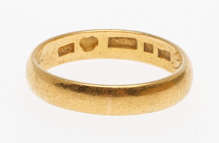 RING, 23k guld, vikt ca 4,5 gram.