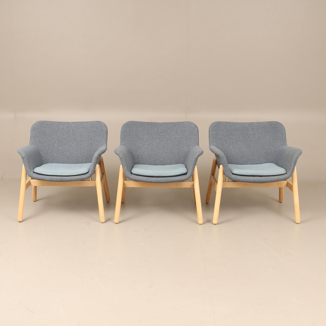Et sæt med 3 „Vedbo“ lænestole, Ikea.
