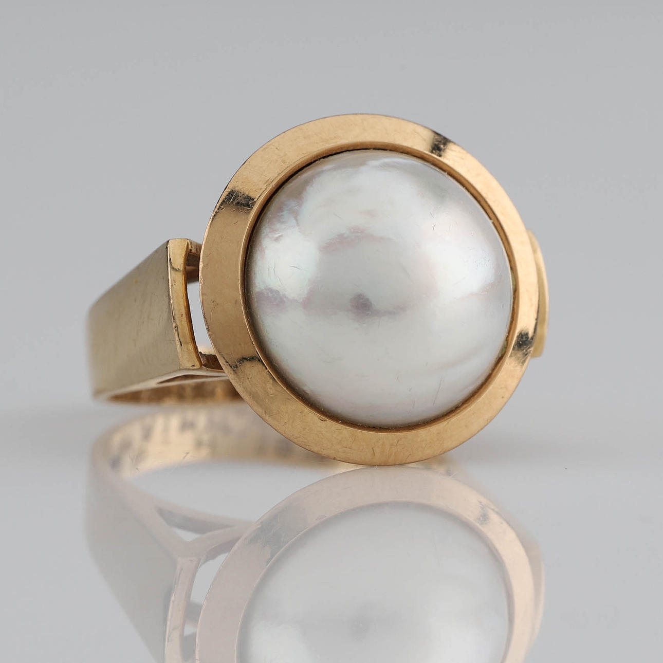 RING K18 guld, mabé perle.