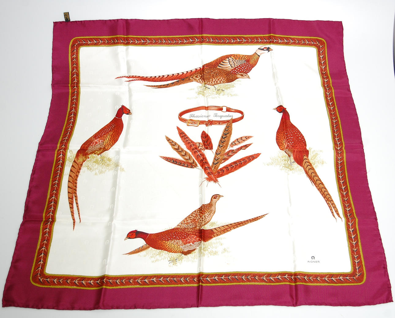 SCARFS, siden, Etienne Aigner.