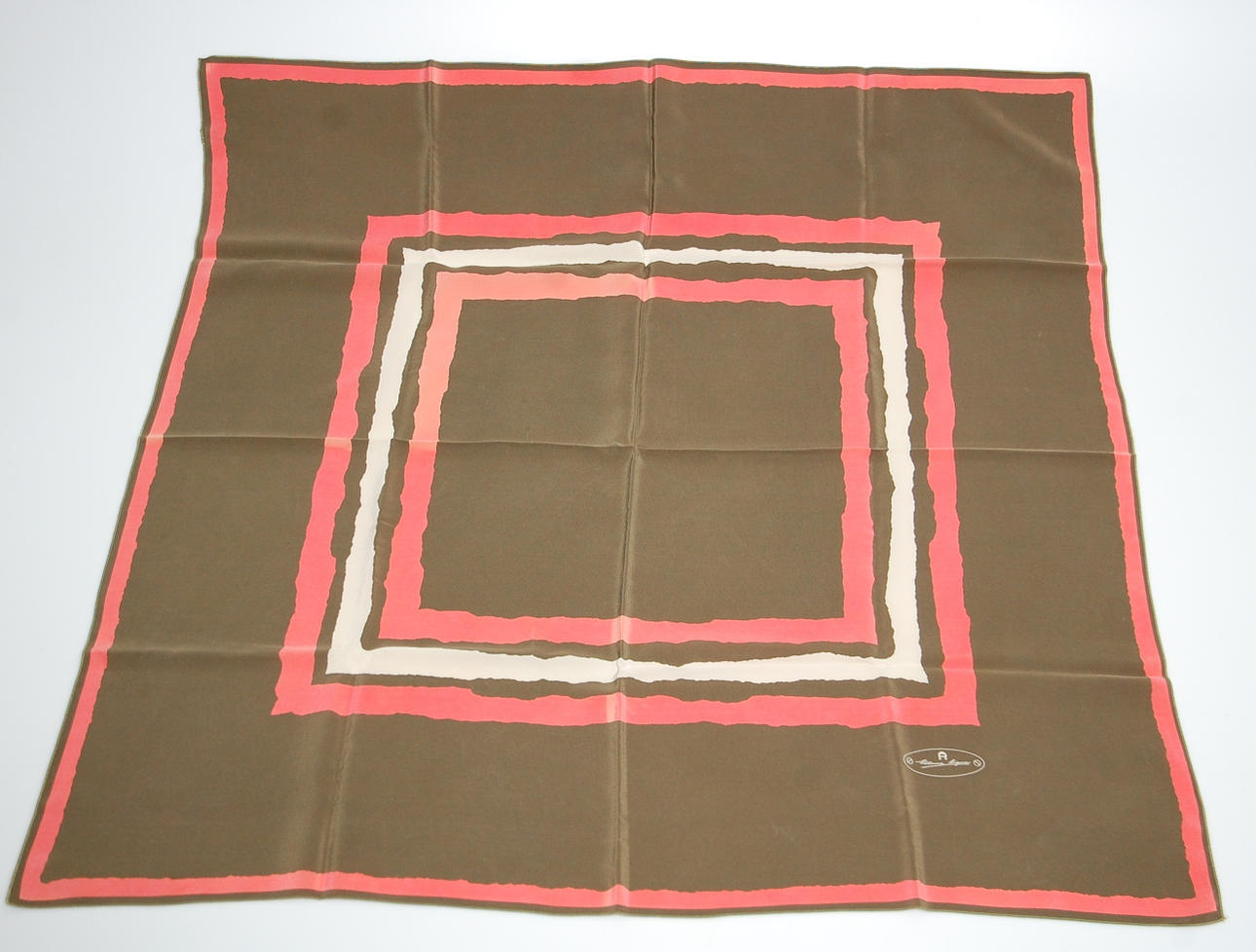 SCARFS, siden, Etienne Aigner.