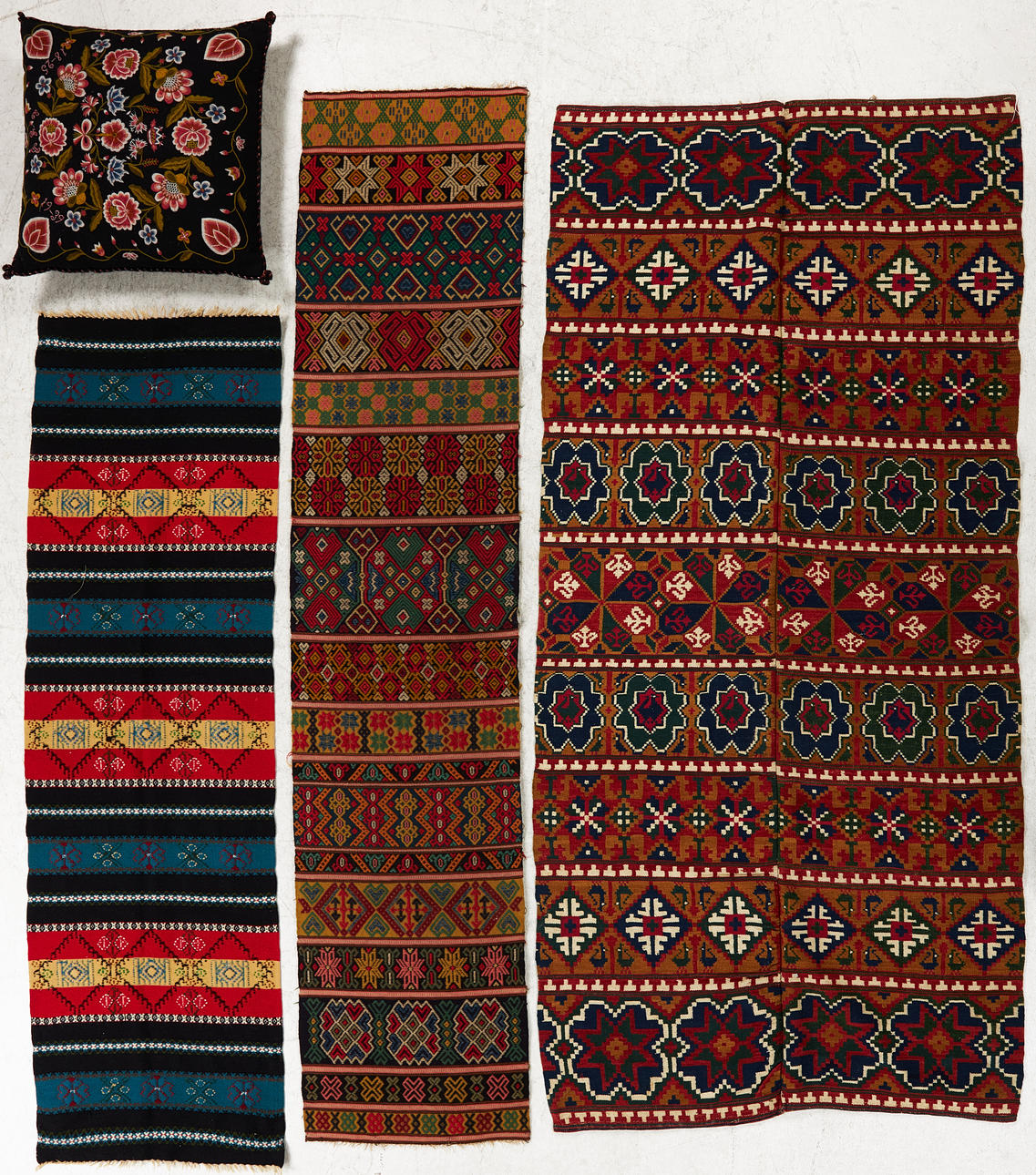 TEKSTILER, 4 dlr., bordlængder, tæppe og pude, polykrom mønstret.