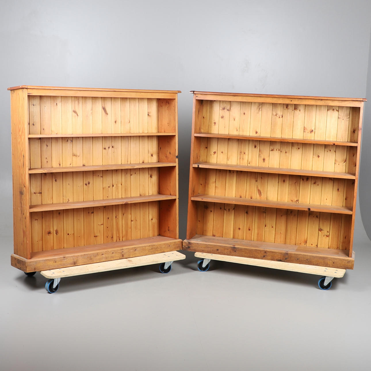 ET PAR ÅBNE REOLER I FYRREOL.