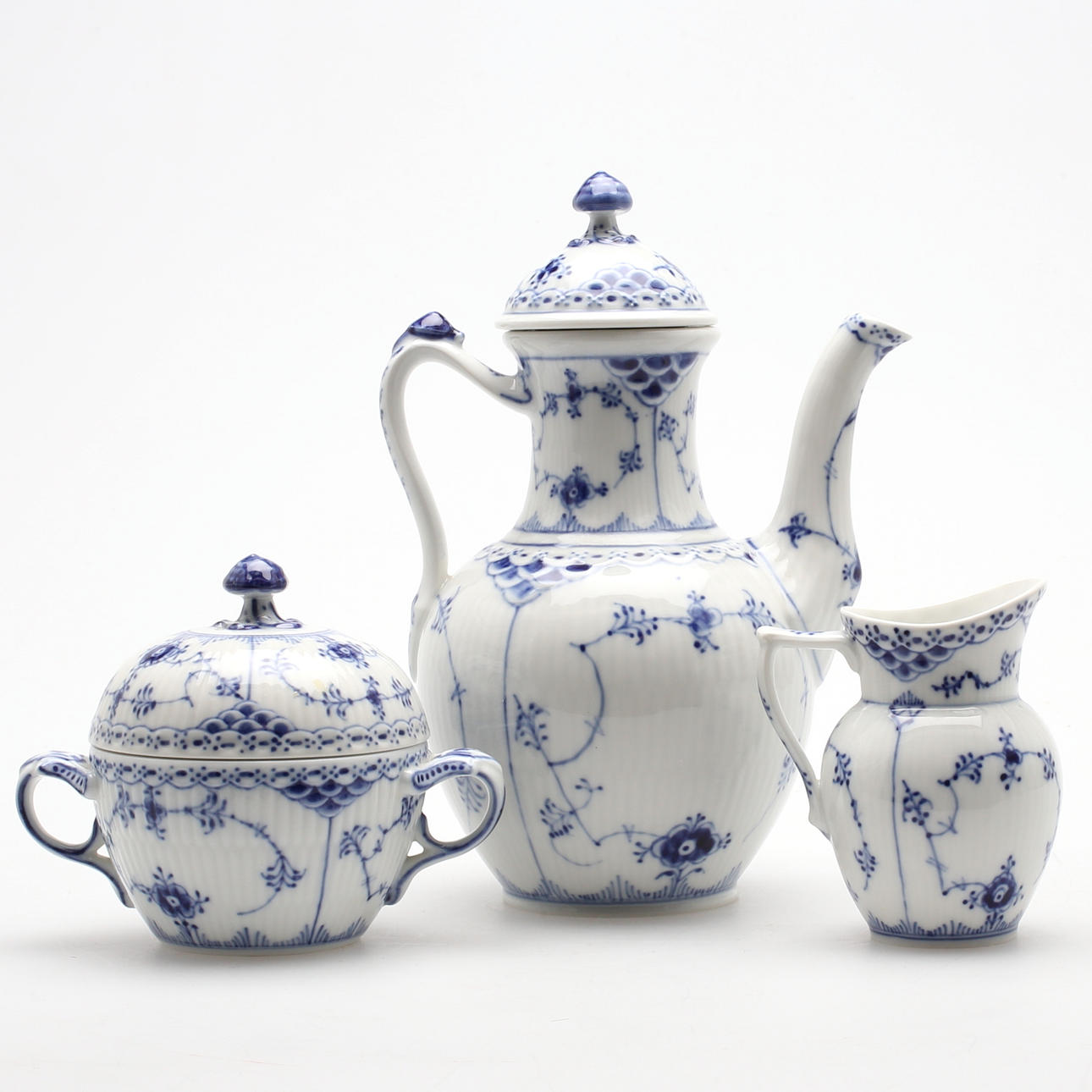 KAFFESERVISDELAR, 3 delar, porslin, "Musselmalet", Royal Copenhagen, 1900-tal.