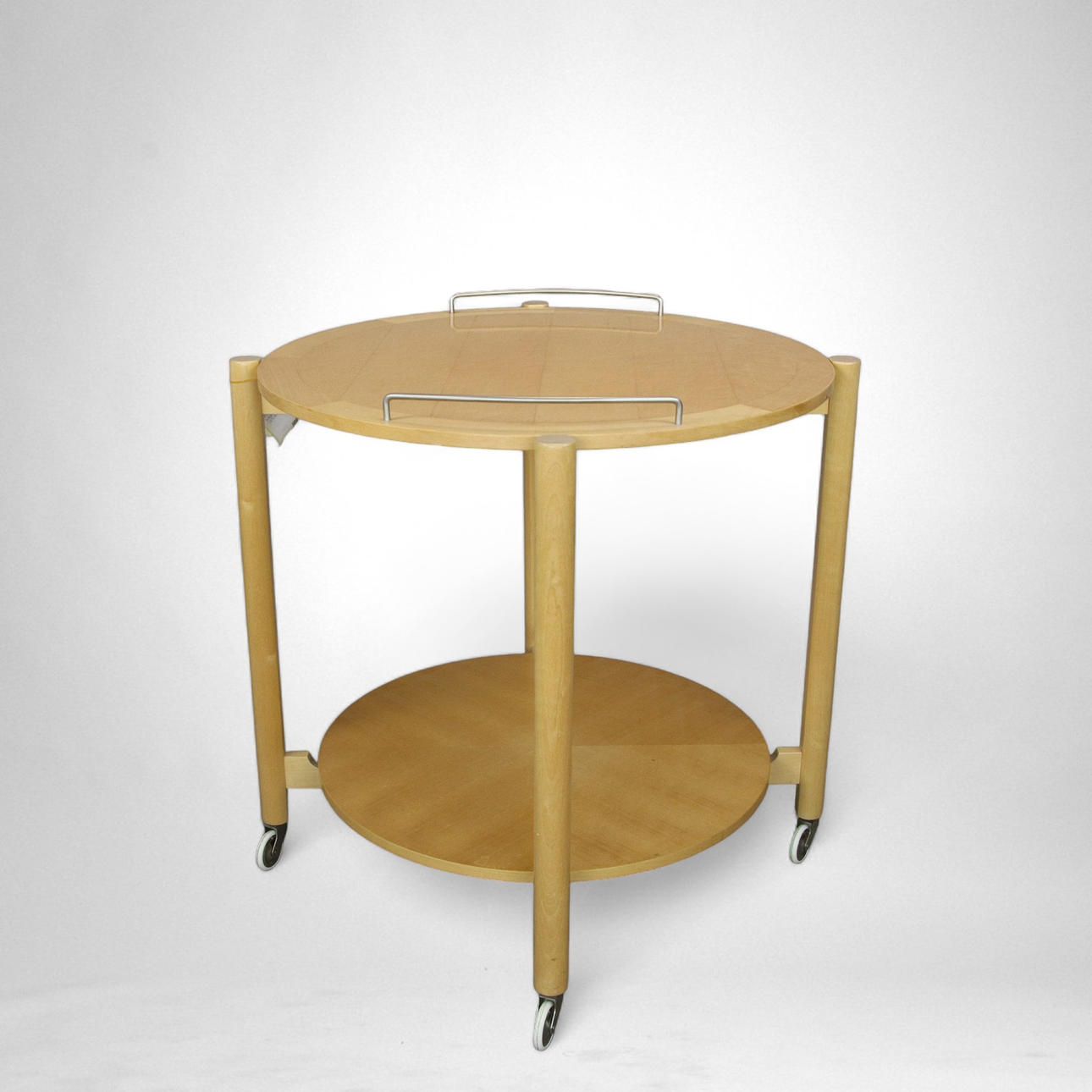 Una mesa con bandeja de abedul, IKEA, década de 1990.