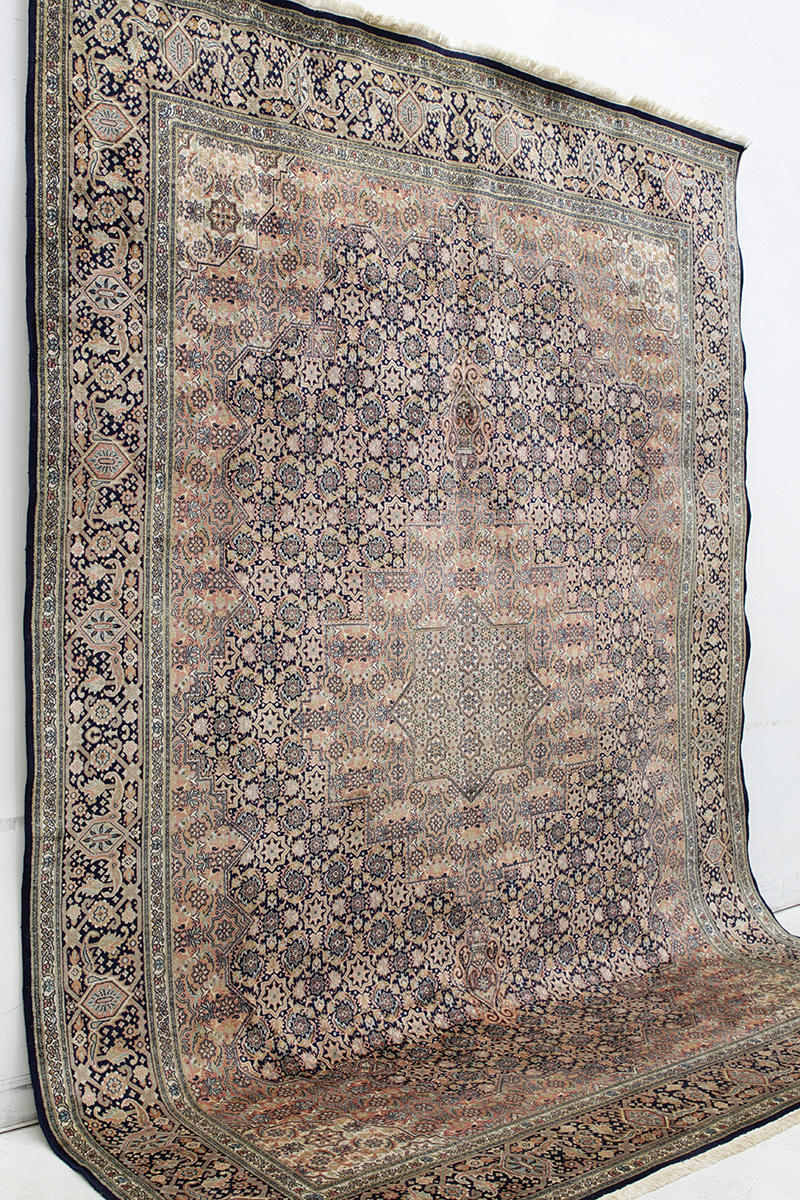 MATTA, Orientalisk, silkes Kashmir, 373 x 274 cm.