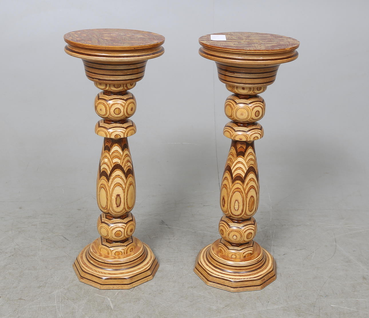 PIEDESTALER, 2 st, trä, Håkan Palm, HP svarvkonst, signerade, numrerade 1/75 samt 2/75 och daterade.