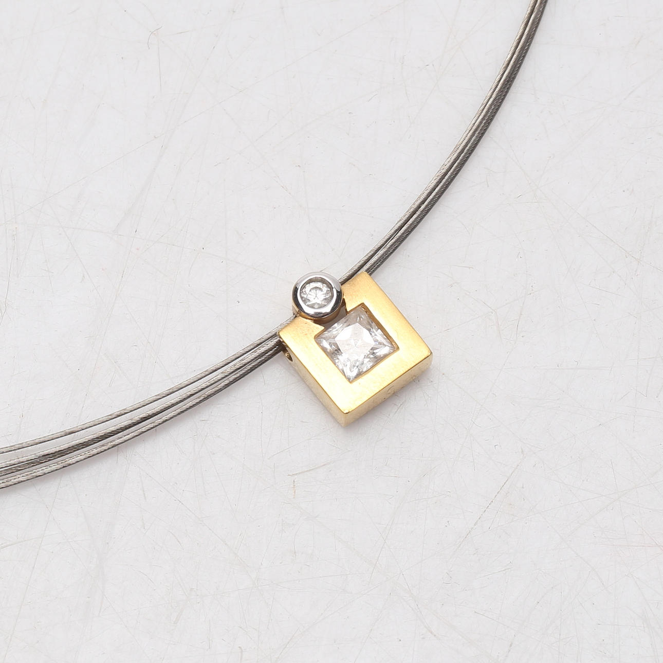 HÄNGE med HALSRING, delvis 18k guld.