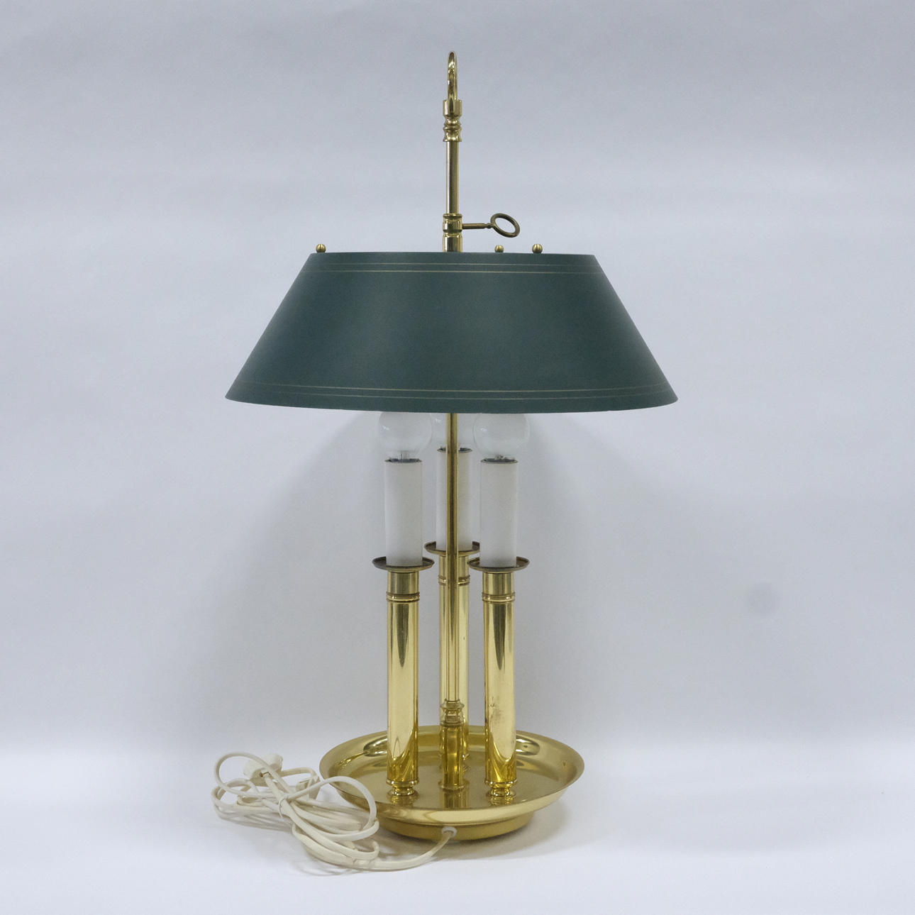 LÁMPARA DE MESA CON PANTALLA DE ESTAÑO, ESTILO INGLÉS.