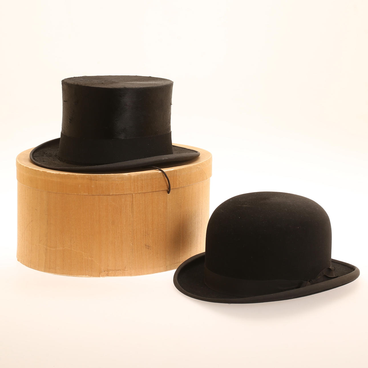 HATTAR, 2 stycken, stormhatt samt plommonstop.