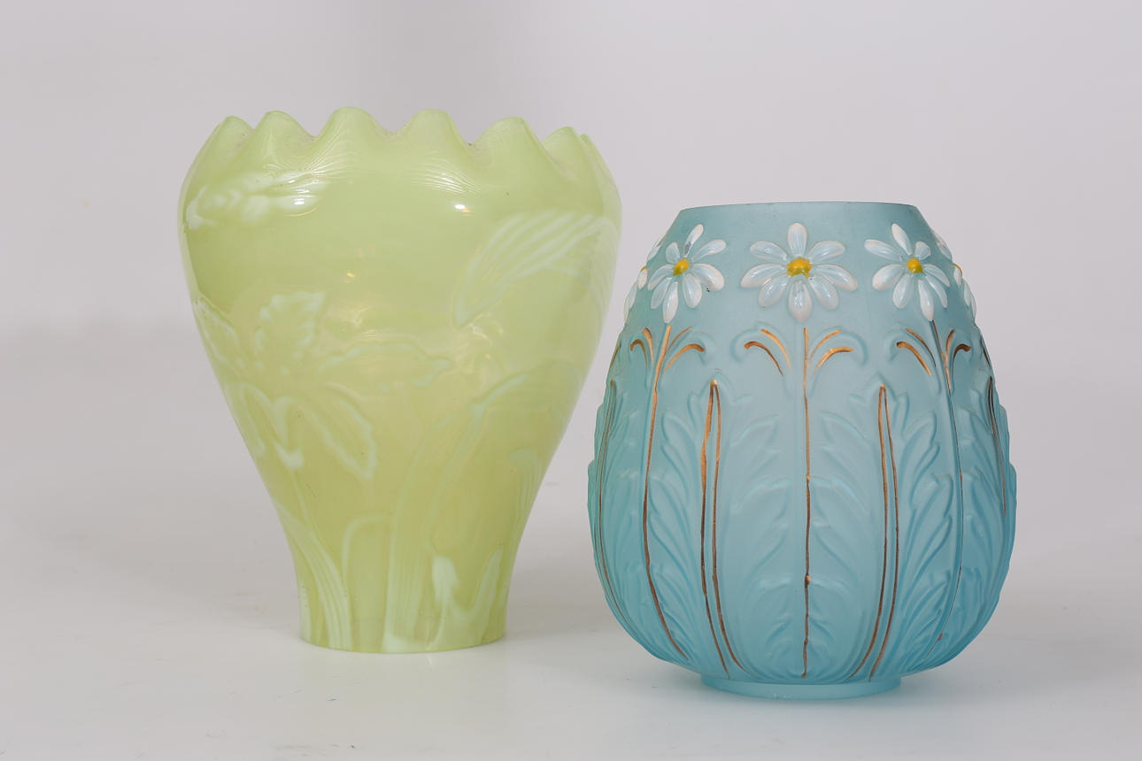 GLASKUPOR, till fotogenlampor, 2 stycken, 1900-talets första hälft.