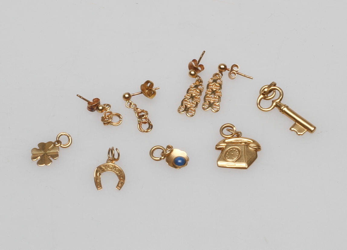 BERLOCKER, 5 st samt ÖRHÄNGEN, 2 par, 18k guld, vikt ca 7 gr.