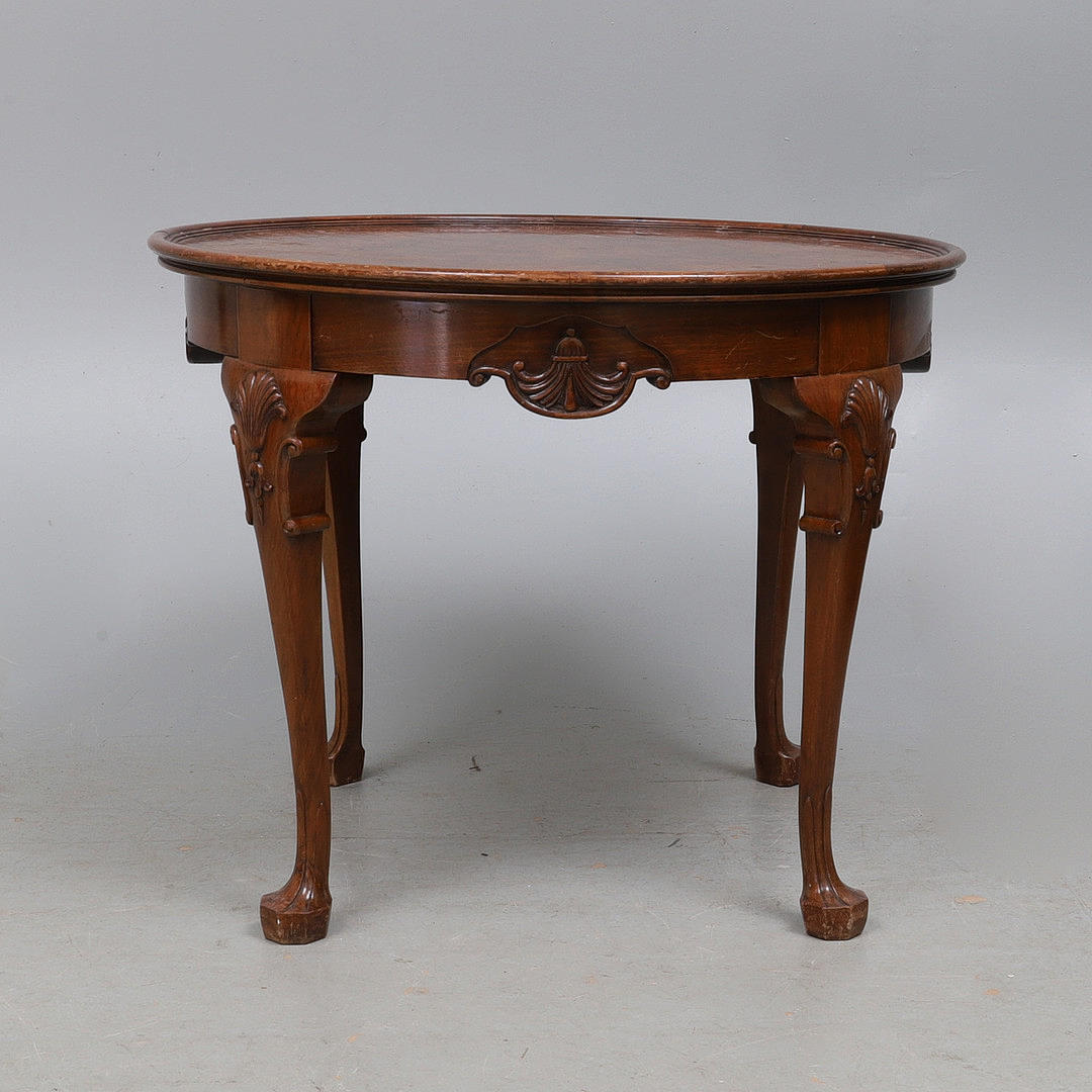 A REPRODUCTION MID 18TH CENTURY STYLE WALNUT AND BURR WALNUT VENEERED CENTRE TABLE.