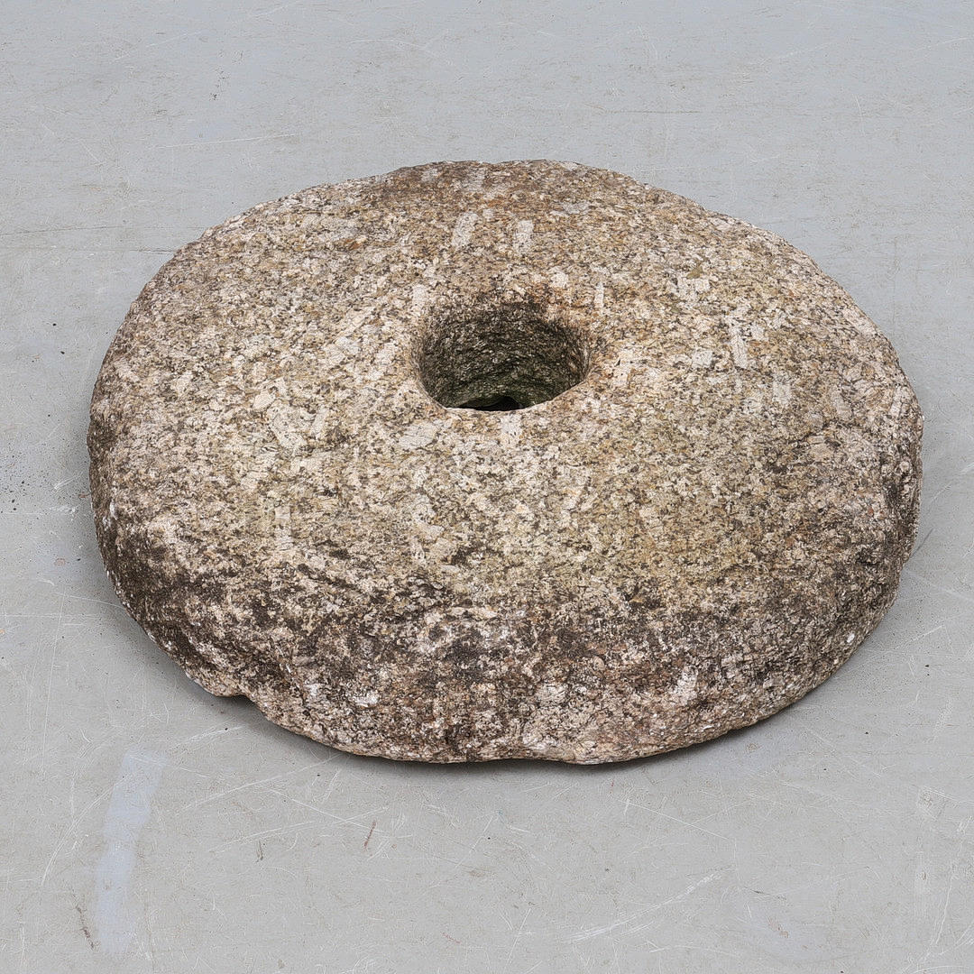 EIN MÜHLSTEIN AUS GRANIT, 18./19. JAHRHUNDERT.