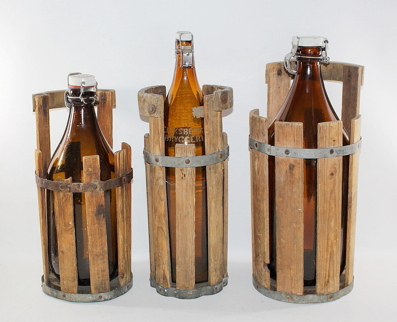 FLASKOR, 3 st, i träkorg, Erikssons bryggeri, Skärhams bryggeri, Borås.