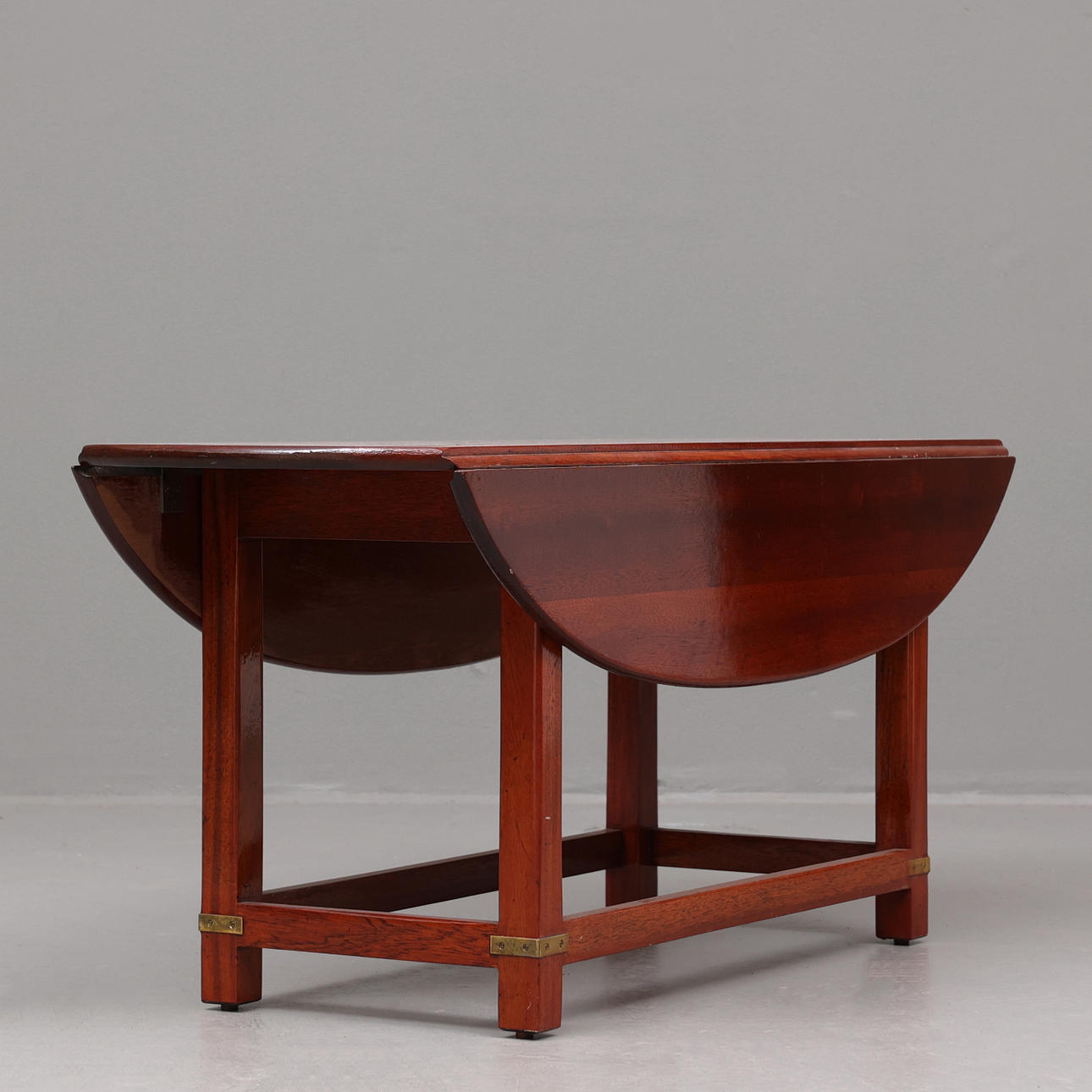 A mahogany coffee table, England, 20th century.