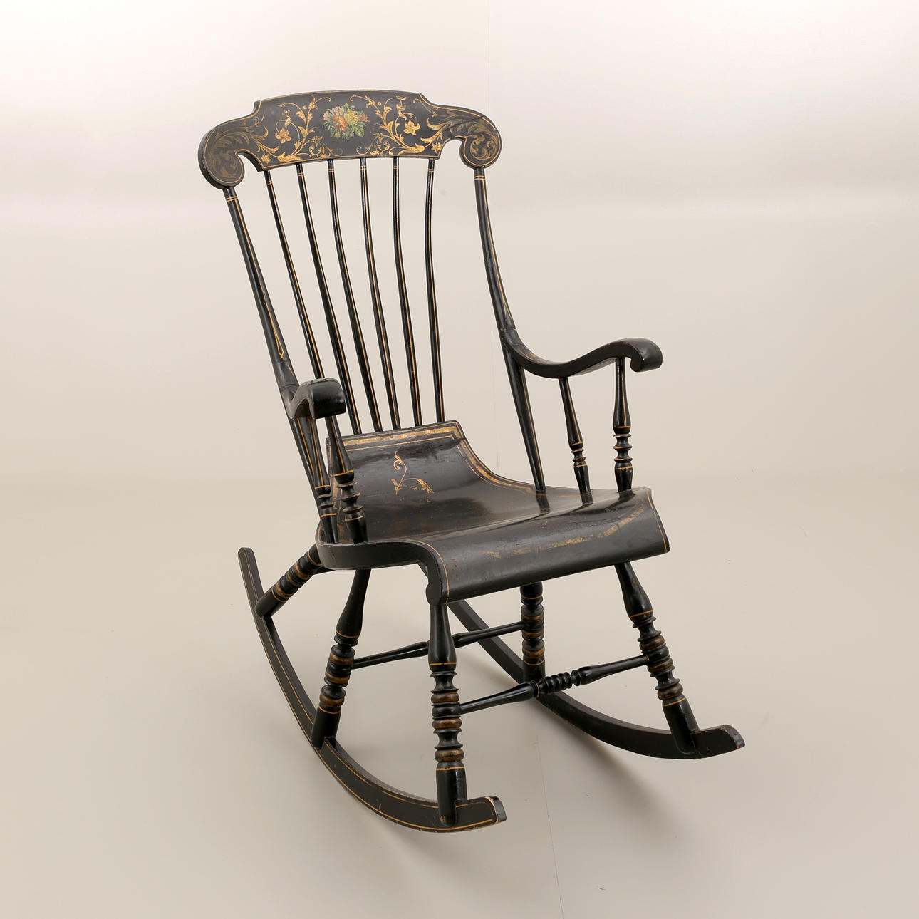 GUNGSTOL, 1900-tal, originalmålat med guld dekor.