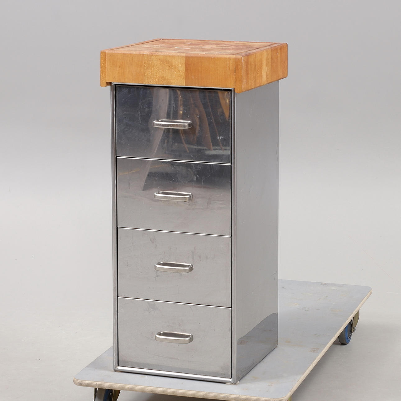 SCHUBLADE TUT WEH mit Schneidbrett, Blatt/Holz.