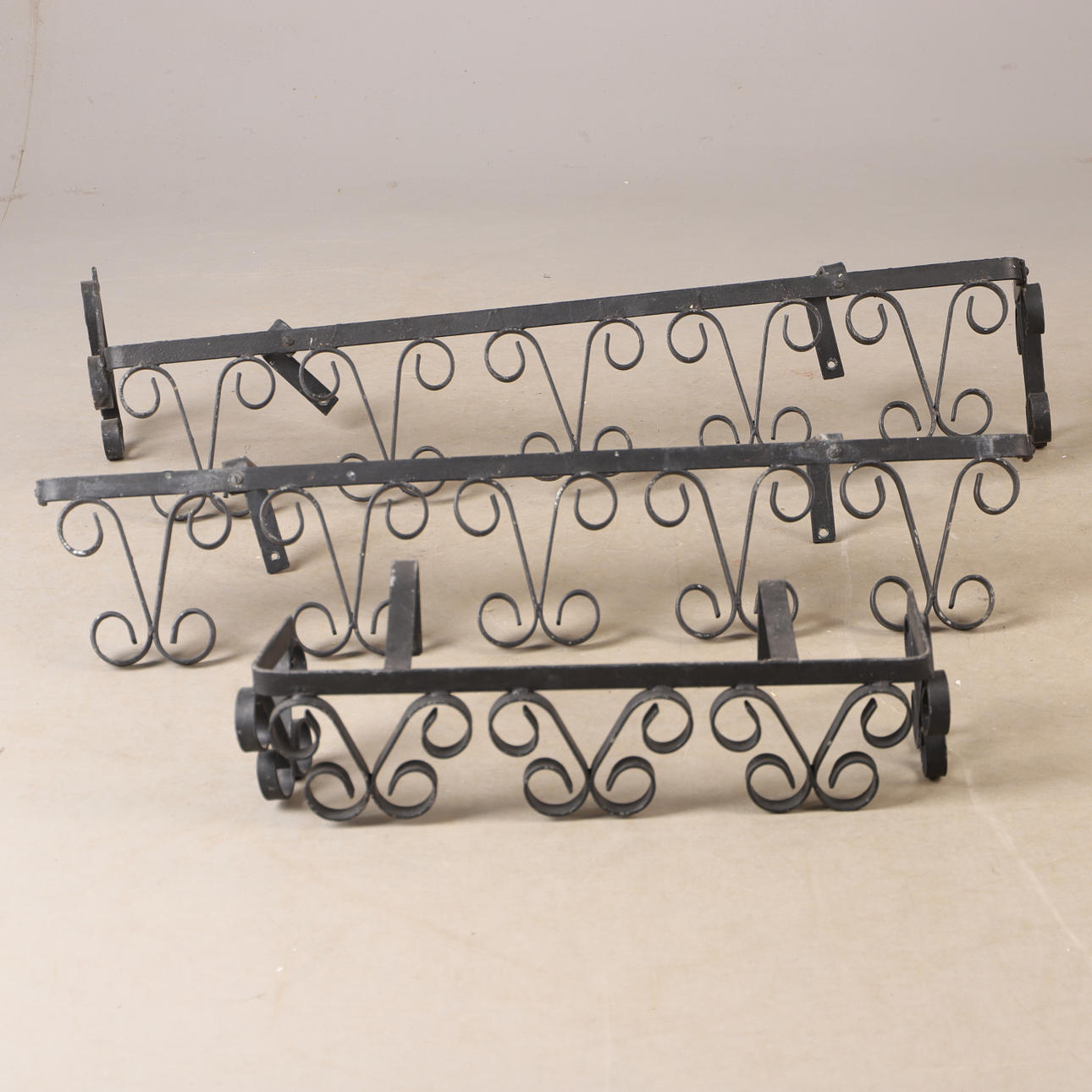 BLUMENKÖRBE, 3 Stück, schwarz bemalt, Schmiedekunst.