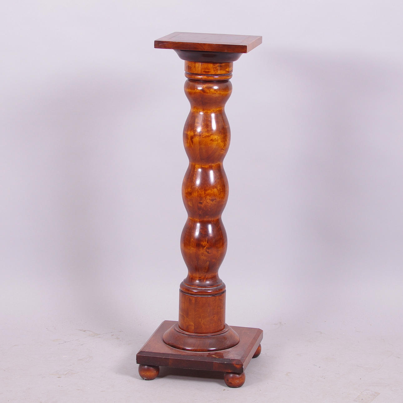 PIEDESTAL, bonad björk, 1900-tal.