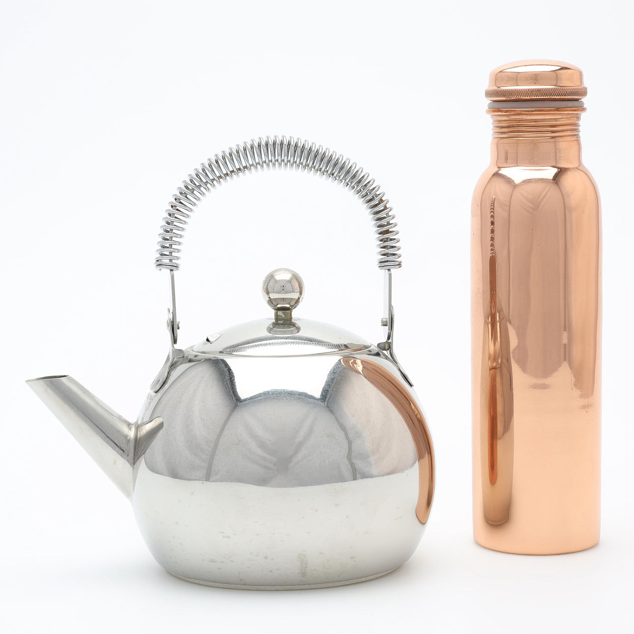 TETERA Y BOTELLA, de metal, entre otros IKEA.