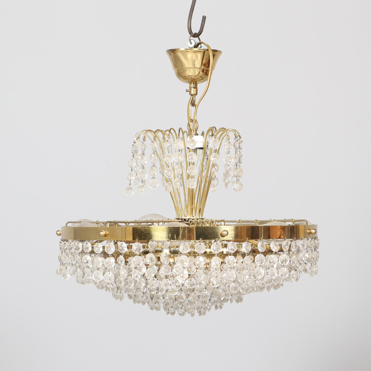 KRISTALLKRONA med prismor.