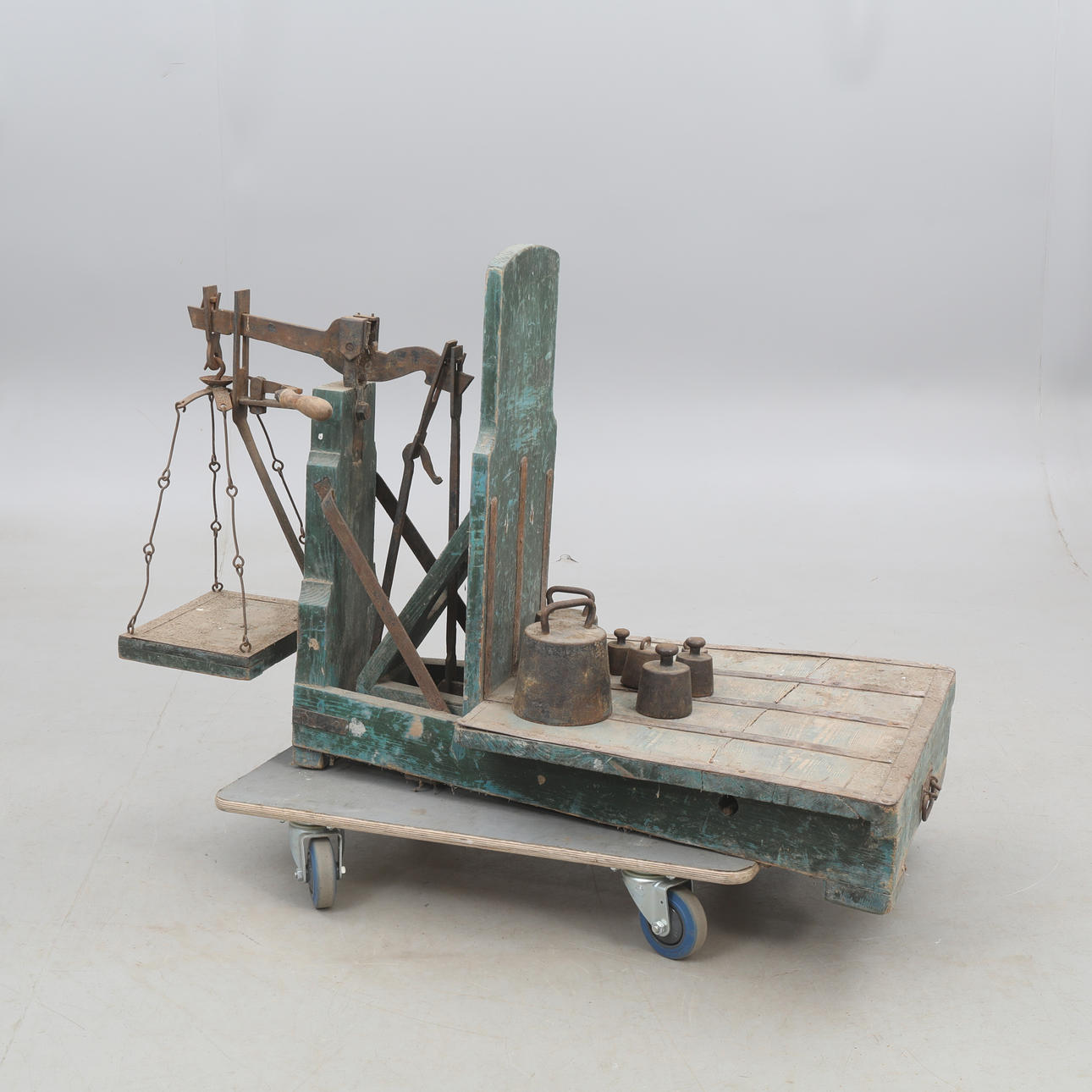 SACKWAAGE, sowie sieben verschiedene Gewichte.